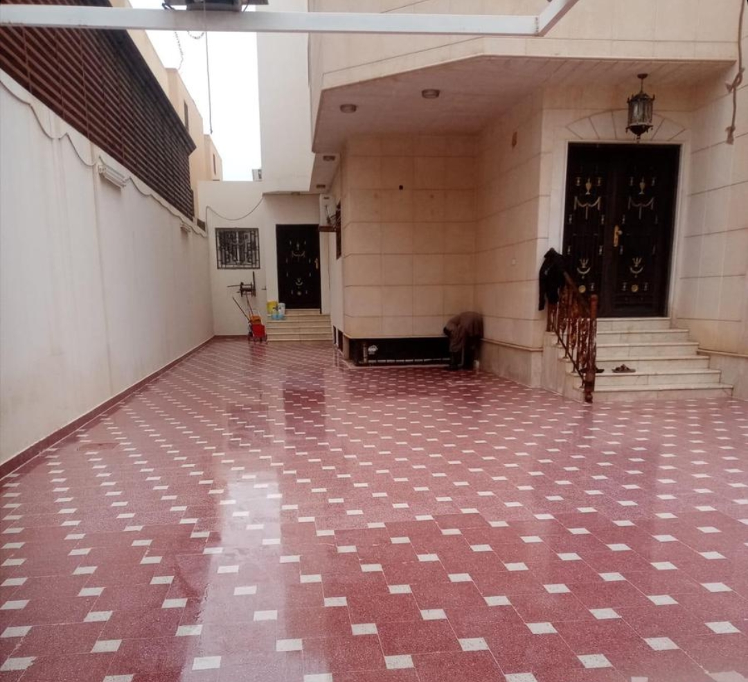تنظيف وتلميع القيشاني